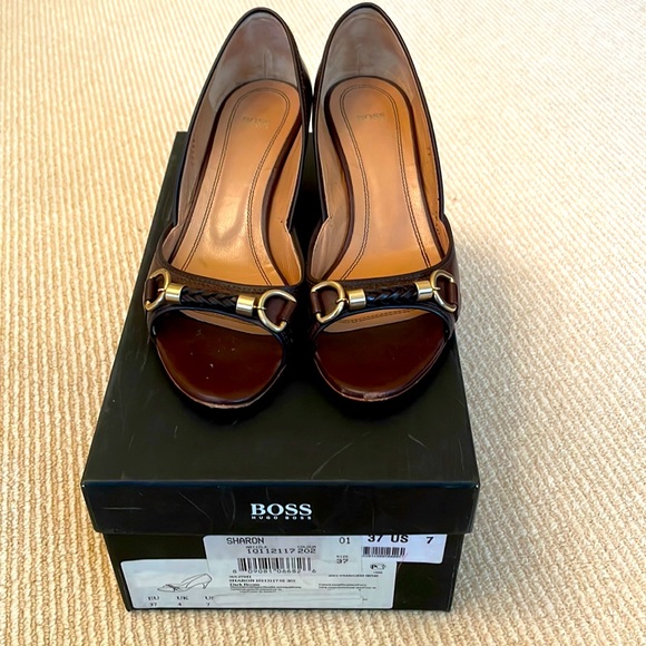 Hugo Boss open toe kitten heeled shoes - Picture 2 of 7